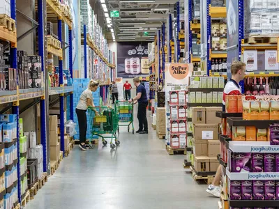 ”Suomalaiset soittelevat jo, että milloin raja aukeaa” -
Alkoholinmyynti romahti 30 prosenttia