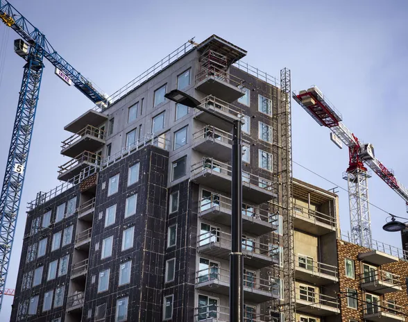 Rakennusteollisuus ry:n pääekonomistin mukaan vuokrien hidas nousu Helsingissä selittyy runsaalla asuntorakentamisella.