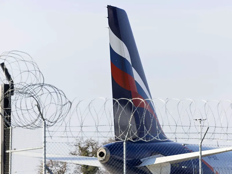 Venäjän lentoyhtiöt purkavat hallituksen ohjeiden mukaisesti varaosia koneista.