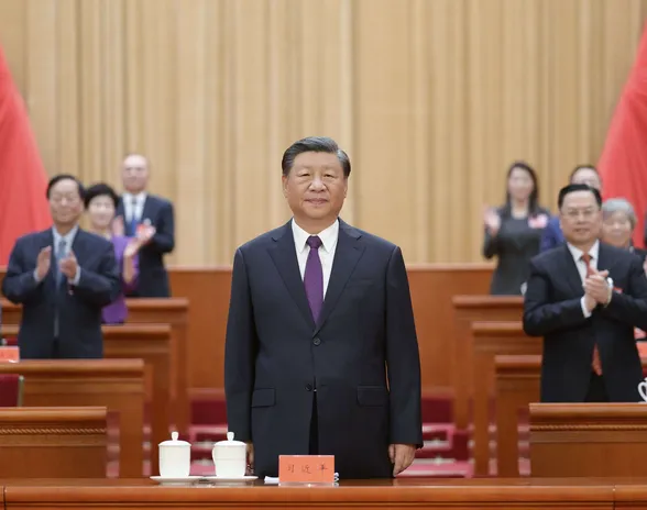 Kiinan presidentti, kommunistisen puolueen pääsihteeri Xi Jinping on viime vuosien aikana ajanut läpi asteittain kovenevia autoritaarisia lakeja ja keskittänyt valtaa puolueen käsiin.
