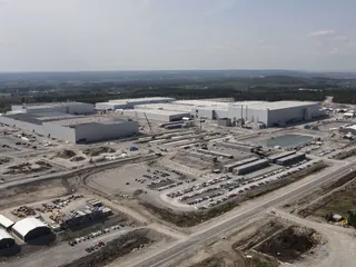 Ilmakuvassa näkyy Northvoltin tehtasalue Skellefteåsta. Northvoltilla on menossa seuraavan tehdasrakennuksen perustustyöt, sillä akkutehtaasta on valmiina noin puolet.