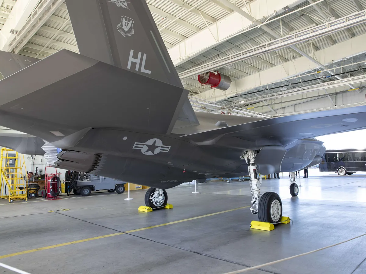 Vastasiko Nato Venäjän uhitteluun? F-35-hävittäjät lensivät ”tosipaikan”  häivevarustuksessa | Tivi