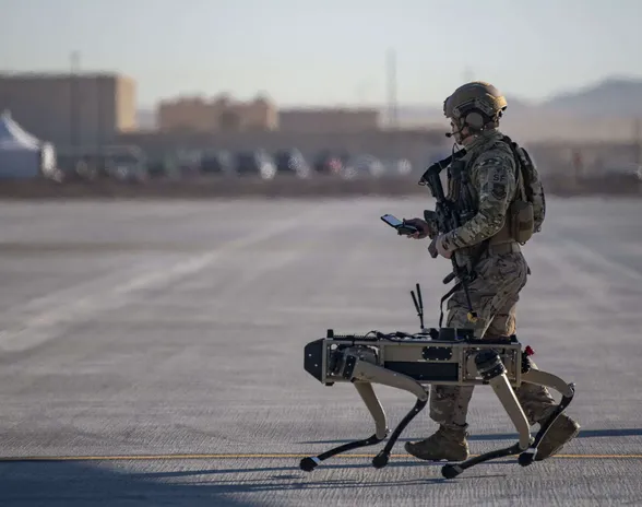 Yhdysvaltain ilmavoimien sotilas liikkeessä Ghost Robotics Vision 60 -robottiprototyypin kanssa. Ghost Robotics -yhtiön missio on tehdä vallankumous jaloilla kulkevien robottien kehityksessä sekä raivata auki puolustusmarkkinaa ketterille, tietoverkossa toimiville ja autonomisille maaroboteille.