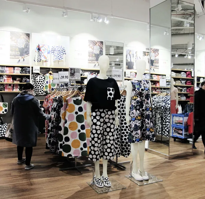 Suomalaiset kuosit kiinnostavat New Yorkissa - Uniqlon Marimekko-vaatteet  menevät 