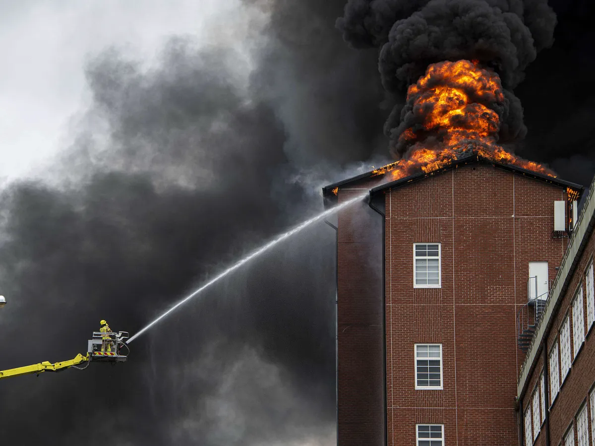 Etätyöt helpottivat evakuointia Koneen Hyvinkään yksikön tulipalossa:  tavallisesti rakennuksessa töissä 500 ihmistä, tulipalon aikaan noin 100 –  näin työt jatkuvat | Tekniikka&Talous