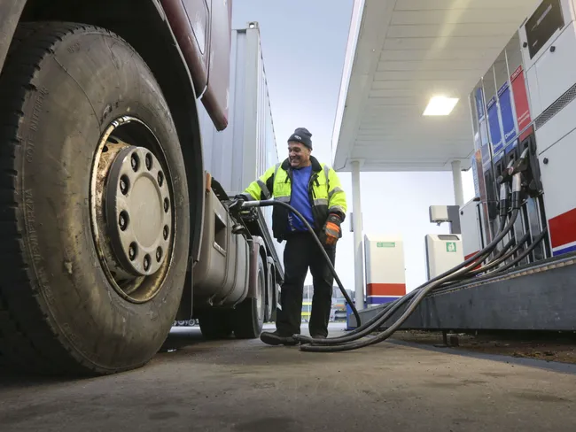 Polttoaineen hinta kauhistuttaa kuljetusalaa: ”Vaikutukset alkavat olla  dramaattisia” | Tekniikka&Talous