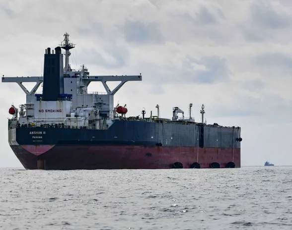 Venäjä on joutunut jo kuukausia kuljettamaan raakaöljynsä myytäväksi merireittejä pitkin Aasiaan, sillä Eurooppa on asettanut venäläisen öljyn ja öljytuotteet vientikieltoon. Kuvassa venäläistä öljyä kuljettanut alus Marokon Ceutan edustalla maaliskuussa.