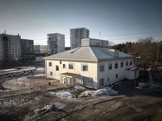 Helsinkiläisen Lapinmäen päiväkodin kantava runko on massiivipuuta. Rungon asensi Puurakentajat.