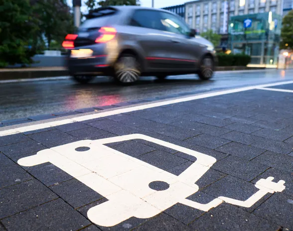 Sähköautojen latauspisteiden määrä kasvaa Saksassa tavoitteisiin nähden melko hitaasti.