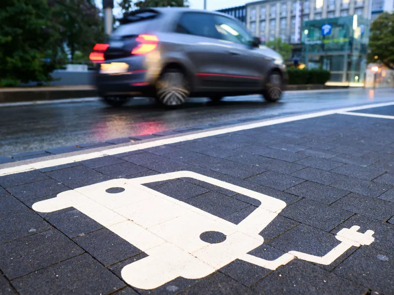 Sähköautojen latauspisteiden määrä kasvaa Saksassa tavoitteisiin nähden melko hitaasti.