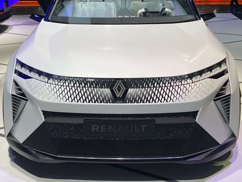 Polttomoottoreissa Renault aikoo tehdä yhteistyötä Geelyn kanssa, sähköautoissa mieluusti Nissanin kanssa. Kuvassa Renault Scenic Vision -sähköauto, joka tulee markkinoille vuonna 2024.