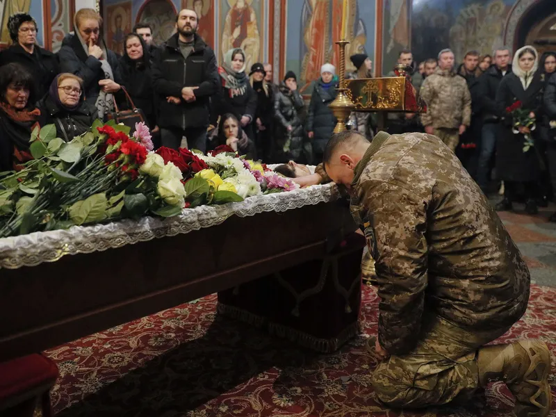 Ukrainalaissotilas taistelutoverinsa hautajaisissa Kiovassa marraskuussa.