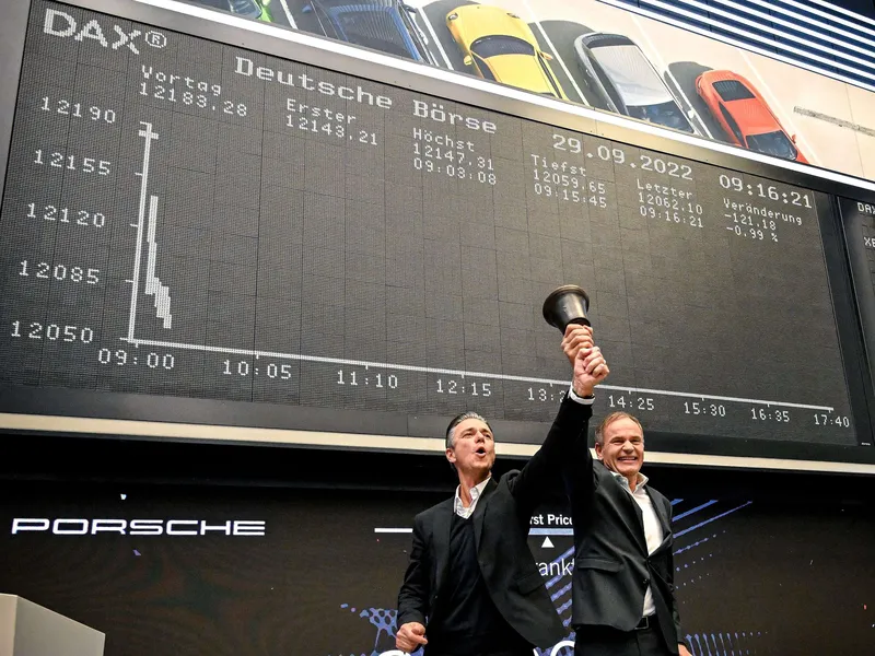 Autoyhtiö Porschen listautumisanti oli tänä vuonna Euroopan suurin ja maailmassa toiseksi suurin. Toimitusjohtaja Oliver Blume (oik.) ja talousjohtaja Lutz Menschke (vas.) kilistivät Frankfurtin pörssisalissa avauskelloa syyskuun lopussa.
