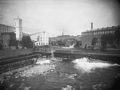 Kuvassa Tampere, vasemmalla Finlayson & Co. ja oikealla Tampereen Pellava ja Rauta. Kuva otettu 1908.