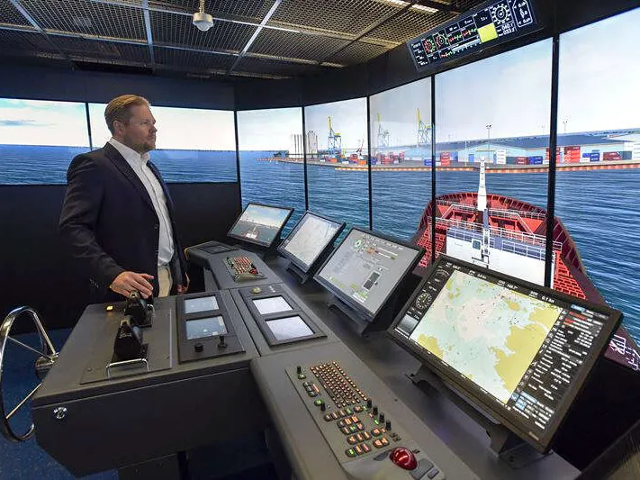 Wärtsilä hankki simulaattoriosaamista brittiläisen Transasin ostolla. Ohjaksissa on merikapteeni ja kouluttaja Marko Löytökorpi.