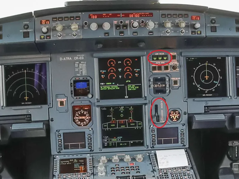 Airbus A320 -sarjan matkustajakoneen ohjaamo. Laskutelineen merkkivalot (kolme vihreää = telineet alhaalla) ja laskutelinevipu (alas-asennossa) ympyröitynä.
