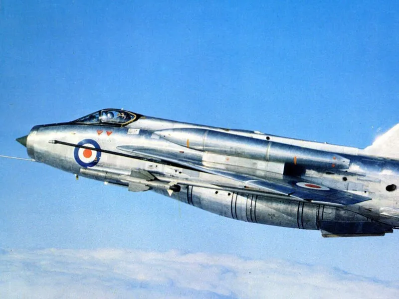 English Electric Lightning teki ensilentonsa vuonna 1954 ja lensi RAF:n palveluksessa vuoteen 1988. Epätavallisena suunnitteluratkaisuna koneen kaksi suihkumoottoria sijoitettiin rungon sisälle päällekkäin, eikä rinnakkain, kuten moderneissa kaksimoottorikoneissa on tapana. Yhteensä Lightningejä valmistettiin 337 kappaletta.