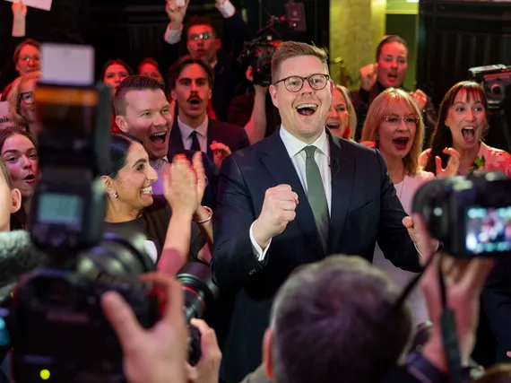 SDP:ssä ”erikoinen” repeämä – Antti Lindtman joutuu pakkorakoon, tutkija sanoo: ”Äänestäjät odottavat vastausta”