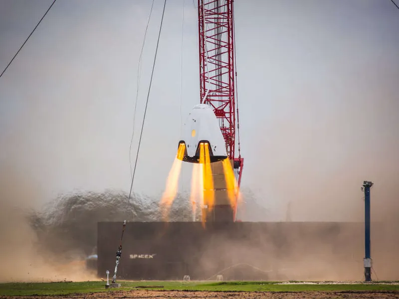 Kuvassa SpaceX:n Draco-kapselin moottorien testi Maan pinnalla. Polttoaineena on monometyylihydratsiini – sama aine, joka aiheuttaa korvasienimyrkytyksen.
