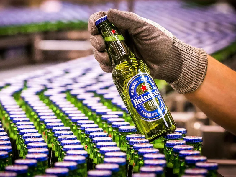 Heineken myi Venäjän bisneksensä eurolla. Olutpullon hinta on Suomessa lähes kaksi euroa.