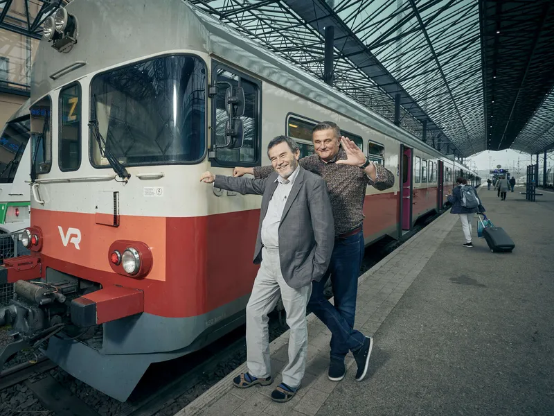 Suomen Lähijunat Oy:ssä mukana olevat raidealan konsultti Antero Alku (vas) ja Onnibusin perustajana tunnettu Pekka Möttö kuvattiin kesällä Helsingin rautatieasemalla.