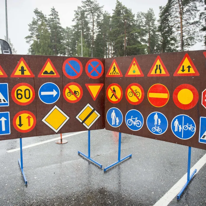 Suomen teille tulee kymmeniä uusia liikennemerkkejä ja samalla katoaa  klassikkokilpi hevosrekiajoilta – Tältä näyttää Suomen ”todennäköisesti  harvinaisin” liikennemerkki | Kauppalehti