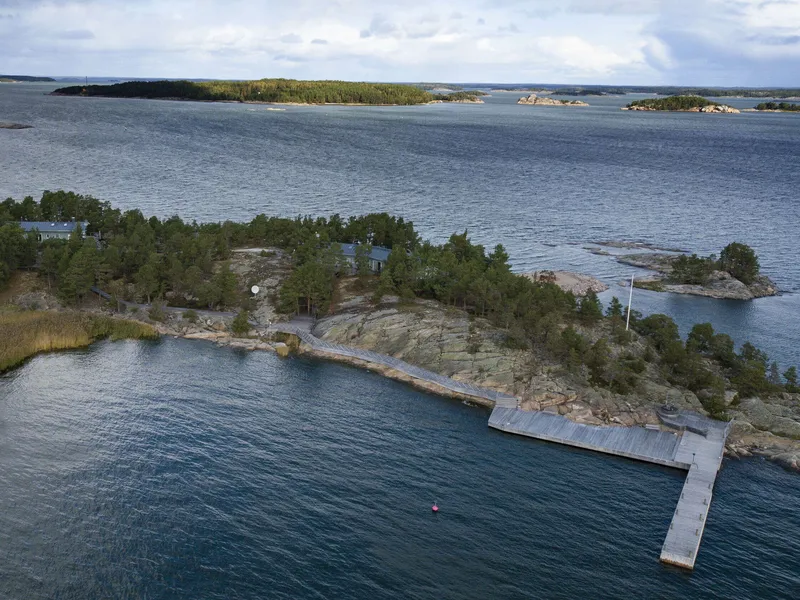 Turun saaristossa sijaitseva Säkkiluoto sijaitsee keskeisillä syväväylillä. Poliisi takavarikoi viime syksyllä noin 3,5 miljoonan euron verran käteistä yhtiön omistamilta saarilta.