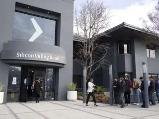 Yhdysvaltain rahoitusviranomaisten rientäminen Silicon Valley Bankin tallettajien avuksi esti todennäköisesti ruman tuhon startup-sektorilla. Asiakkaat jonottivat pankkiin maanantaina 13. maaliskuuta, päivää pelastuspaketin julkistamisen jälkeen.