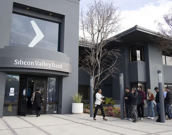 Yhdysvaltain rahoitusviranomaisten rientäminen Silicon Valley Bankin tallettajien avuksi esti todennäköisesti ruman tuhon startup-sektorilla. Asiakkaat jonottivat pankkiin maanantaina 13. maaliskuuta, päivää pelastuspaketin julkistamisen jälkeen.