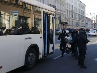 Poliisi on ottanut liikekannallepanon herättämissä mielenosoituksissa kiinni tuhansia henkilöitä eri puolilla Venäjää. Kuva Pietarista lauantailta.