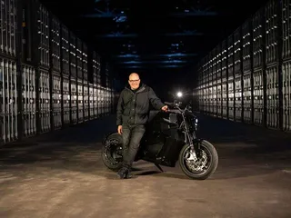 Verge Motorcyclesin moottoripyörä eroaa kilpailijoista siinä, että sen moottori on sijoitettu pyörän takavanteeseen, toimitusjohtaja Tuomo Lehtimäki kertoo.
