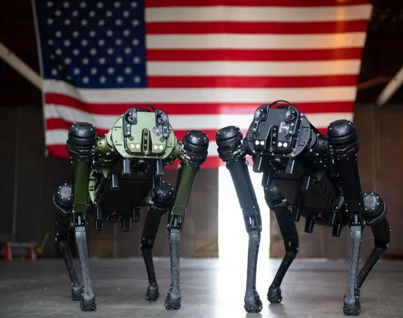 Avaruusvoimien uudet robottivahvistukset pääsivät myös poseeraamaan isänmaallisissa kuvissa.