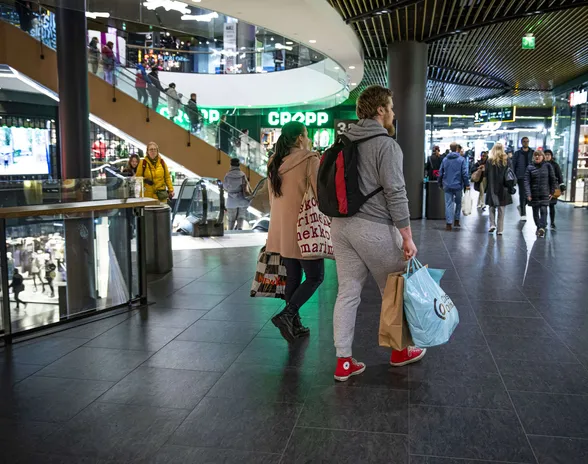 Huippukorkea inflaatio on laskenut suomalaisten ostovoimaa tuntuvasti, ja kuluttajat ovat vastanneet karsimalla etenkin tavaraostoksia. Kuva Helsingistä kauppakeskus Mall of Triplasta.