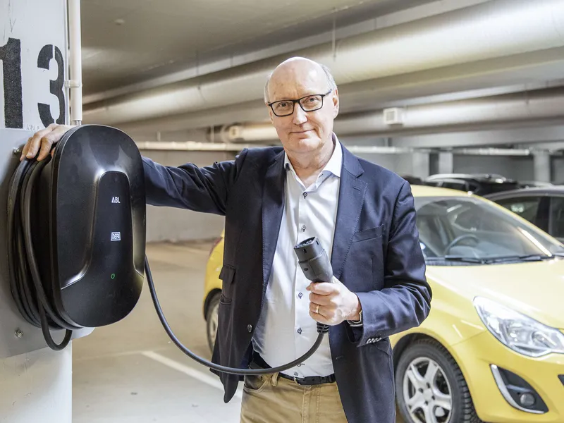 ”Latausmahdollisuus nostaa autopaikkojen ja taloyhtiöiden arvoa, mikä hyödyttää kaikkia osakkaita”, sanoo Asunto Oy Merisadun hallituksen puheenjohtaja Timo Nurminen.