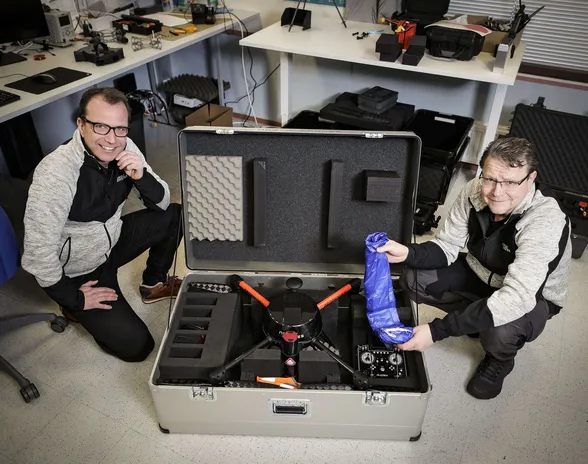 Nordic Drones Oy:n toimitusjohtaja Pietari Sorri (vas.) ja yhtiön perustaja Juhani Mikkola esittelevät dronea, jonka erikoisuus on laitteen hallitsemattoman putoamisen estävä automaattinen laskuvarjo.