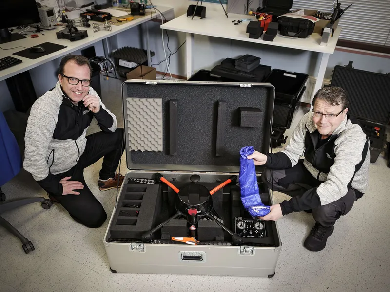 Nordic Drones Oy:n toimitusjohtaja Pietari Sorri (vas.) ja yhtiön perustaja Juhani Mikkola esittelevät dronea, jonka erikoisuus on laitteen hallitsemattoman putoamisen estävä automaattinen laskuvarjo.