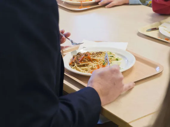 Kansanedustaja hämmästyi: ”Opettajia kiellettiin jakamasta ruokaa lapsille  – tätä on vaikea hyväksyä” | Uusi Suomi
