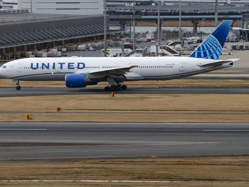 United Airlinesin Boeing 777-200 -matkustajalentokone kuvattuna Tokion Hanedan lentoasemalla helmikuussa 2023.