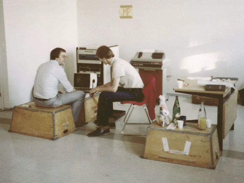 .. Tekesin ensimmäinen tietokonehuone, silloin atk-osasto, pystytettiin toimitiloihin 1.7.1983. Kuvassa Matti Pöhö ja Väinö Tuupanen.