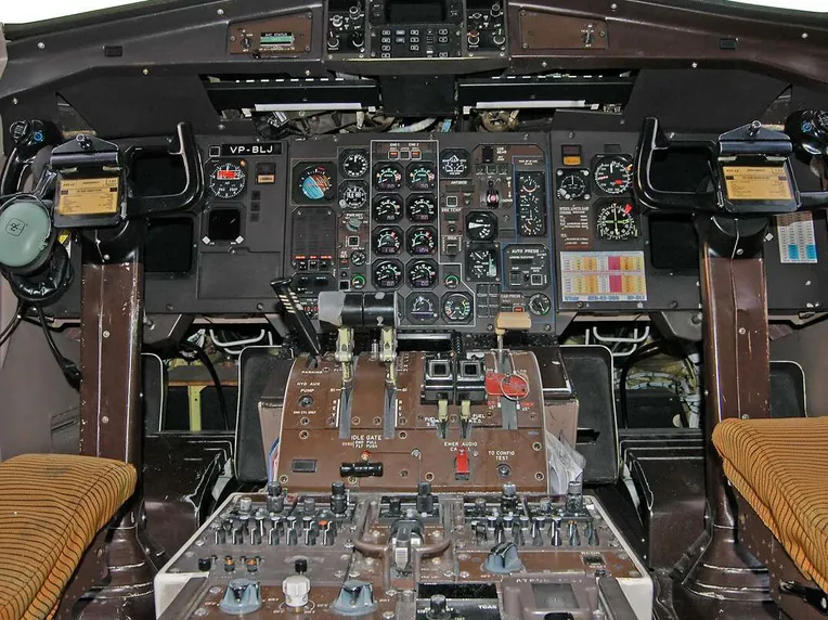 Vanhempien ATR-sukupolvien ohjaamo on avioniikaltaan 1980-luvun perua. Onnettomuuskoneen kapteeni oli aiemmin lentänyt vanhemmalla koneversiolla, ja täysdigitaalisesta ohjaamosta hänellä oli vähemmän kokemusta. On mahdollista, että tämäkin on vaikuttanut kapteenin suoritukseen häiriötilanteissa.