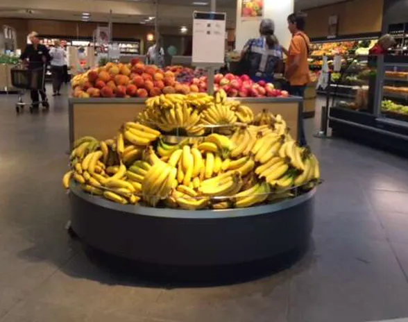 Kaupoissa myytävistä ulkomaisista hedelmistä muun muassa banaanit tulevat tyypillisesti konttirahtina.