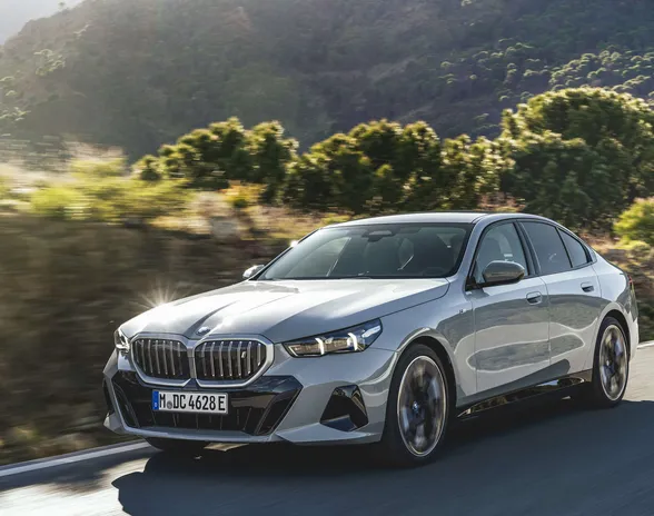 Pituutta kasvanut BMW:n edustava sedan tulee Suomeenkin heti tarjolle kahdella eri sähkövoimalinjalla.