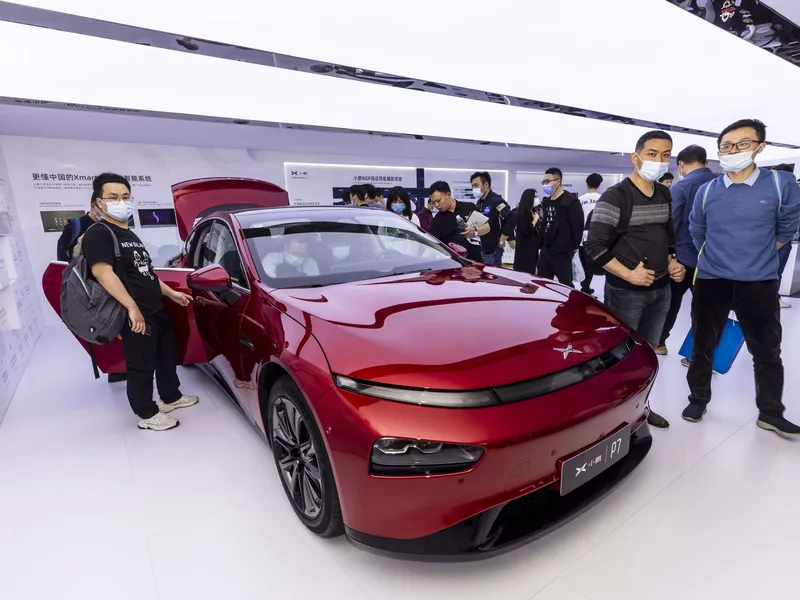 Messuvieraat tutkivat Xpeng P7 -autoa Shanghaissa keväällä 2021. Xpeng aloitti Euroopan-valloituksensa Norjasta, jossa P7 tuli myyntiin viime syksynä. Sähköauton wltp-toimintamatka on parhaimmillaan 530 kilometriä ja kiihtyvyys nollasta sataan 4,5 sekuntia.
