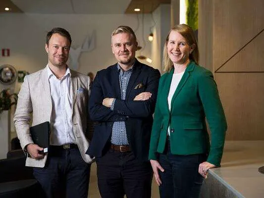 Kuvassa vasemmalla Jussi Jäntti, Director, Production Controlling Metsä Boardilta ja keskellä Process Owner Eetu Nupponen Metsä Groupin taloustoiminnoista.