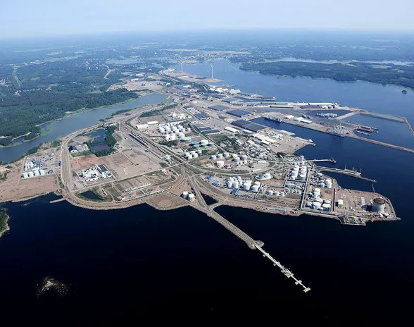 Fintoil alkaa jalostaa mäntyöljyä Haminan satamassa arviolta vuonna 2022 .