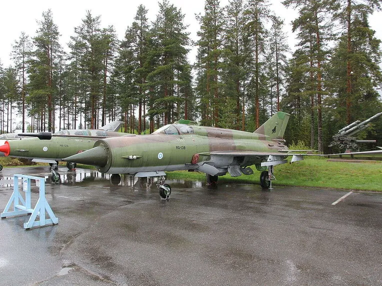 MiG-21BIS -kalustosta (edessä) jouduttiin tekemään neljä heittoistuinhyppyä koneen palvellessa Suomen ilmavoimissa. Näistä neljästä tilanteesta kolme johtui moottorivaurioista.