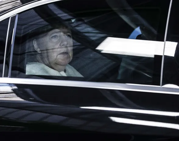 Saksan liittokansleri Angela Merkel saapui kolmatta päivää jatkuneeseen EU-huippukokoukseen tiistaina.