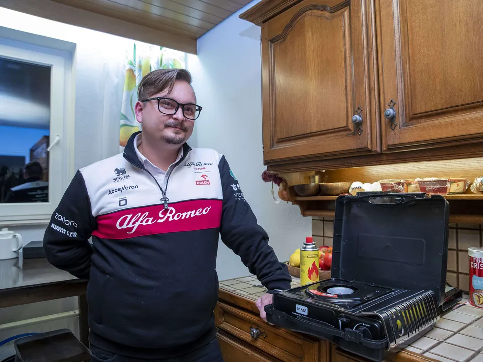 Kölnissä asuva Viljami Kuosmanen on varautunut sähkökatkoihin. Yksi syksyllä tehdyistä hankinnoista on kaasulla toimiva keittolevy.