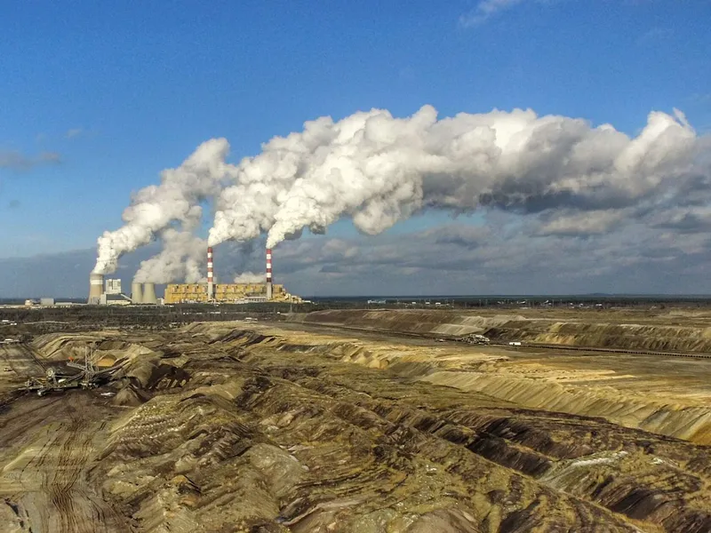 Taustalla Euroopan suurin hiilivoimala Puolan Bełchatów’ssa. Etualalla ruskohiililouhos, josta laitos saa polttoaineensa.