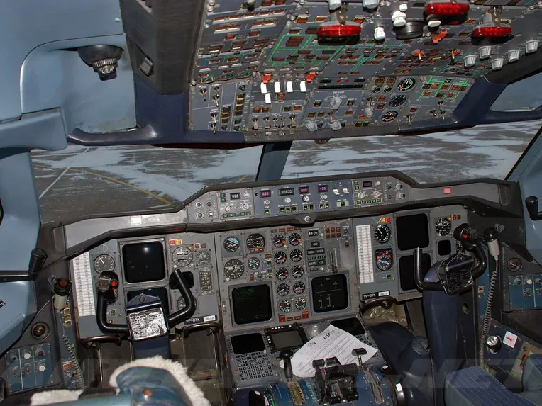 Airbus A310:n ohjaamo edustaa 1980-luvun alun designia, jossa kuvaruutunäyttöjen lisäksi käytetään myös klassisia mittareita. Siinä, missä uudempia Airbusin konetyyppejä ohjataan pienillä sidestick-ohjaimilla, A310:n ohjaamossa on vielä kaksi toisiinsa synkronoitua ohjaussauvaa - toisin sanoen, kun toinen sauva liikkuu, liikkuu toinenkin. Autopilotin ohjauspaneeli näkyy keskellä kuvaa (ja ohjaamoa) heti tuulilasin alapuolella.